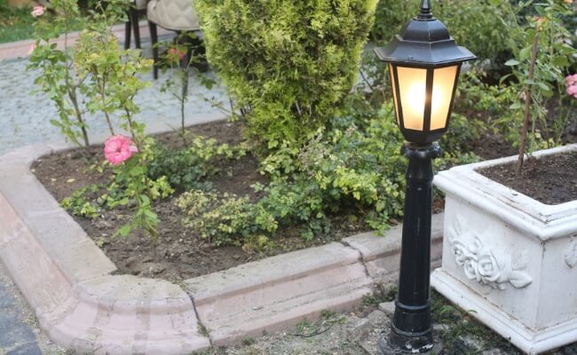 Cara Pasang Lampu Taman Outdoor Agar Tak Konslet Banner