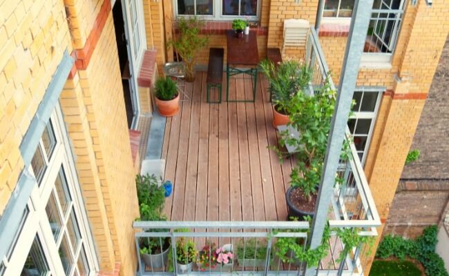 taman balkon apartemen