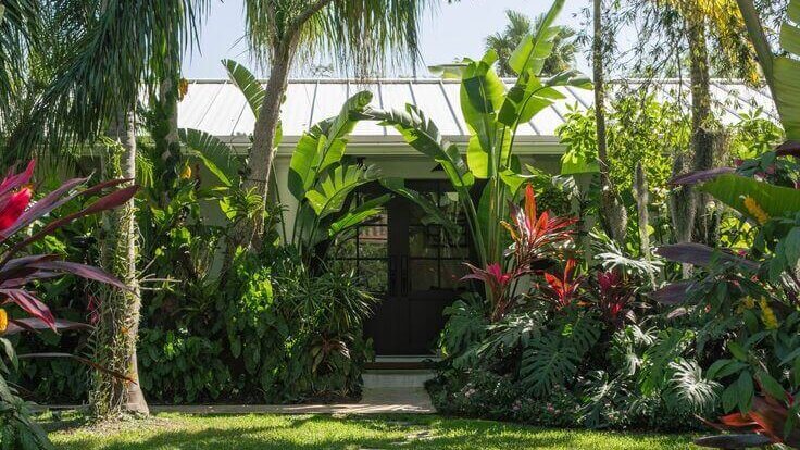 komposisi tanaman taman rapi dengan layering dan focal point 3