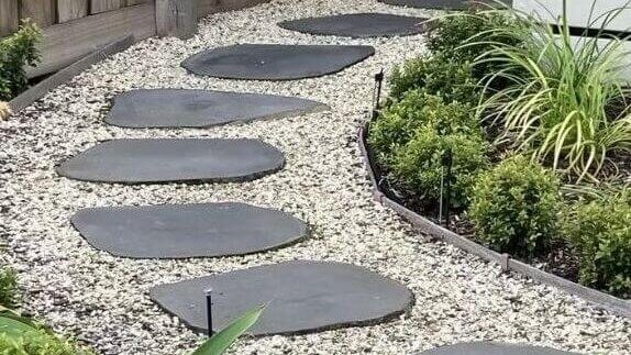 Perpaduan Batu Alam dan Rumput untuk Area Rumah 3